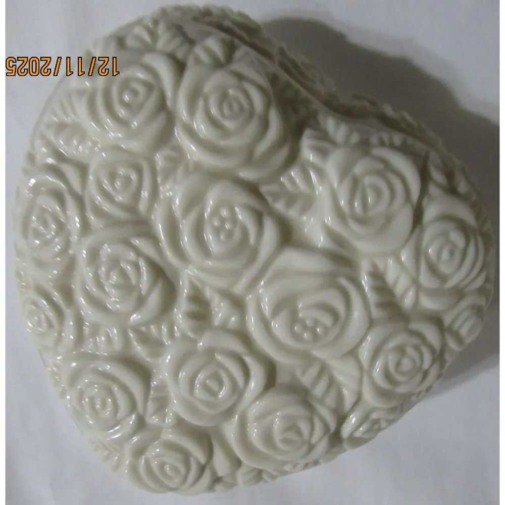 Lenox Heart trinket box China 24 karat gold trim off white Roses
